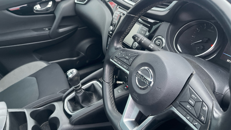 Nissan Qashqai 1.3 DiG-T N-Connecta 5dr [Glass Roof Pack] Petrol Hatchback